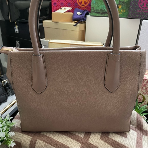 🎁GIFTED🎁🔥🔥DEAL🔥🔥✨Taupe Tote Bag Crossbody ✨NWT - Picture 8 of 12